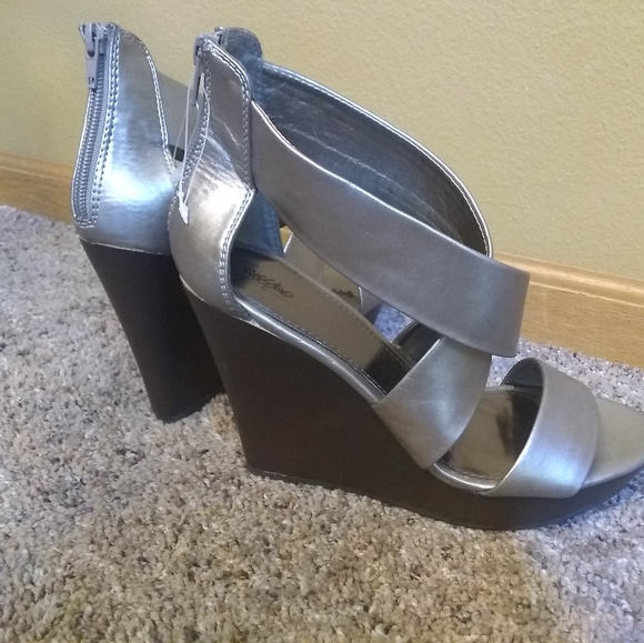 4.5" New Wedge Platform Heel Silver Shoes Size 8 - Picture 1 of 4